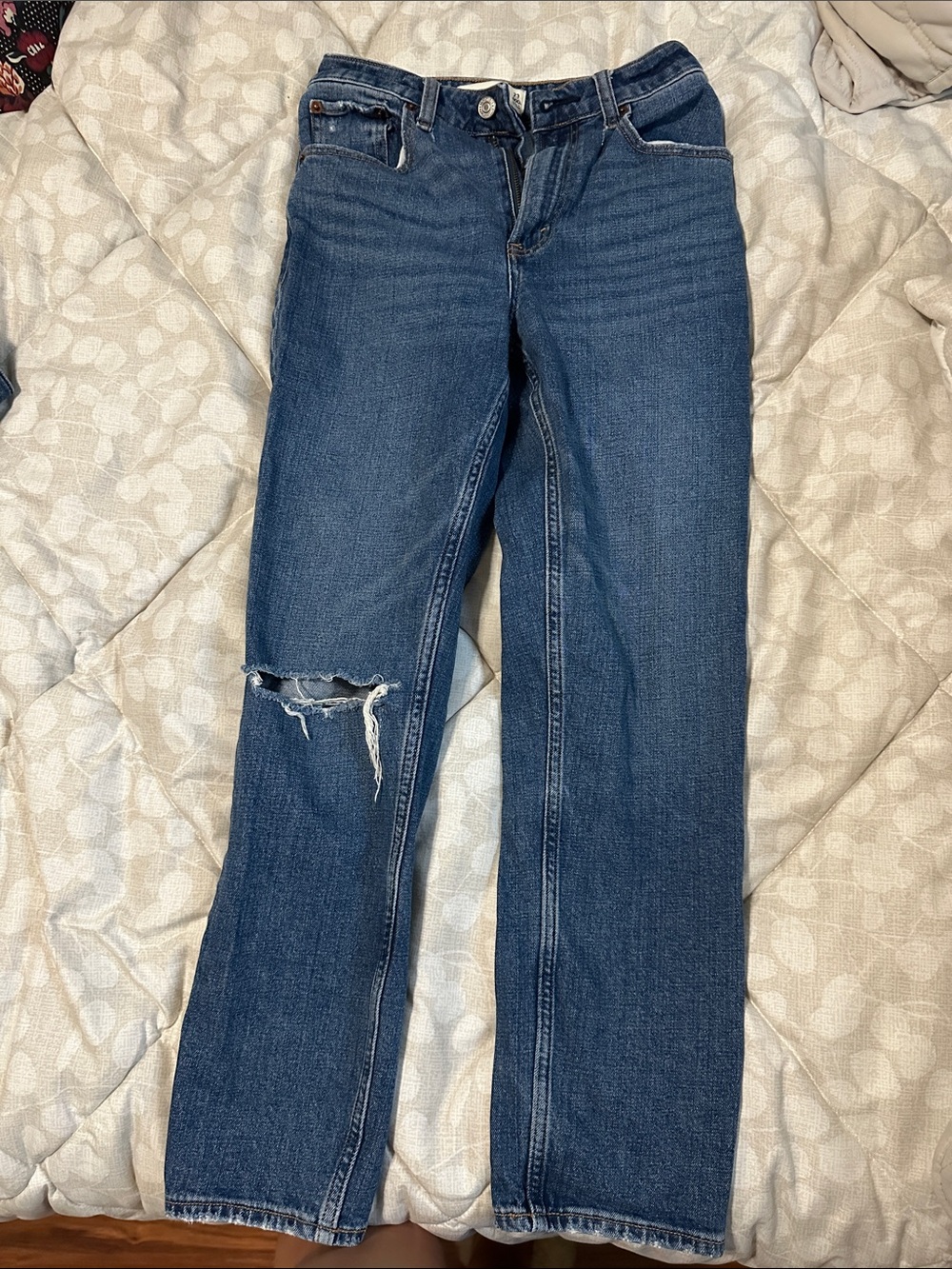 Abercrombie & Fitch Dark Blue Straight-Leg Women's Jeans with Knee Rip